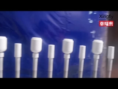 कारखाने में दैनिक कामः स्प्रे पेंटिंग कांच की बोतलें