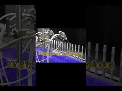 कारखाने में दैनिक कार्यः ग्राहक द्वारा अपेक्षित रंग में ढक्कन को स्प्रे पेंट करना।